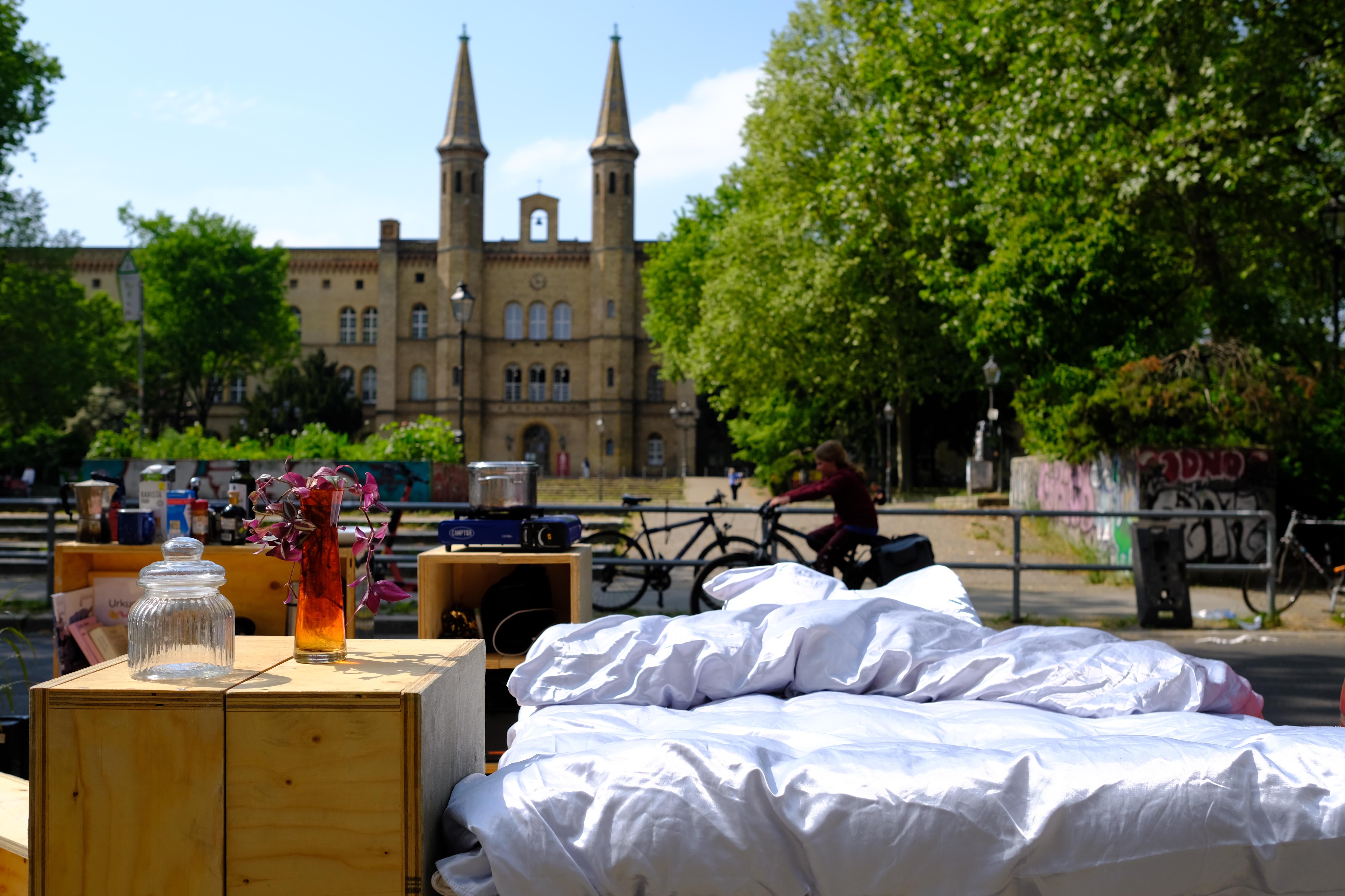 Ein Bettlandschaft auf einem Parkplatz in einer Stadt.