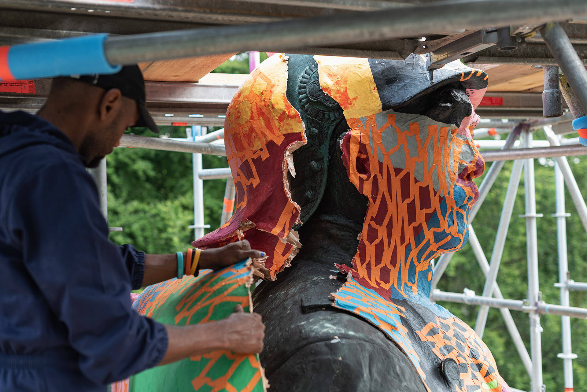 Bismarkstatur im Tiergarten Berlin eingepackt in Stoffen.