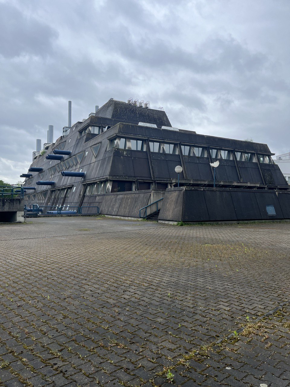 Frontal view of the "Mäusebunker" building.