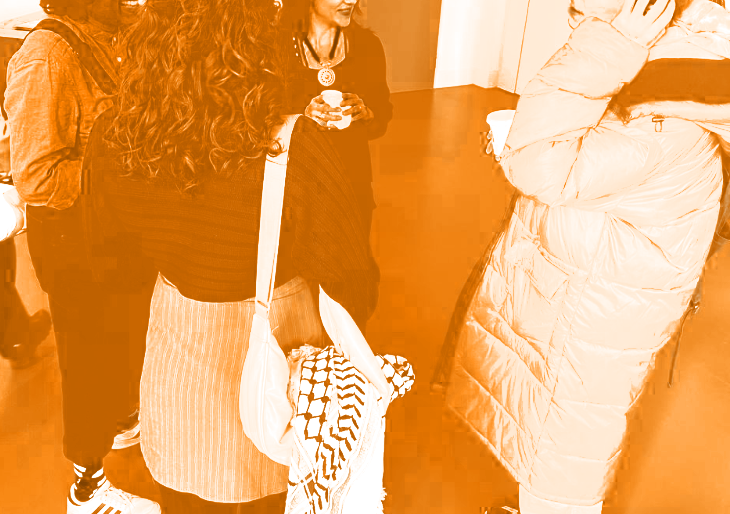 Personen stehen im Kreis und nehmen an der Veranstaltung teil