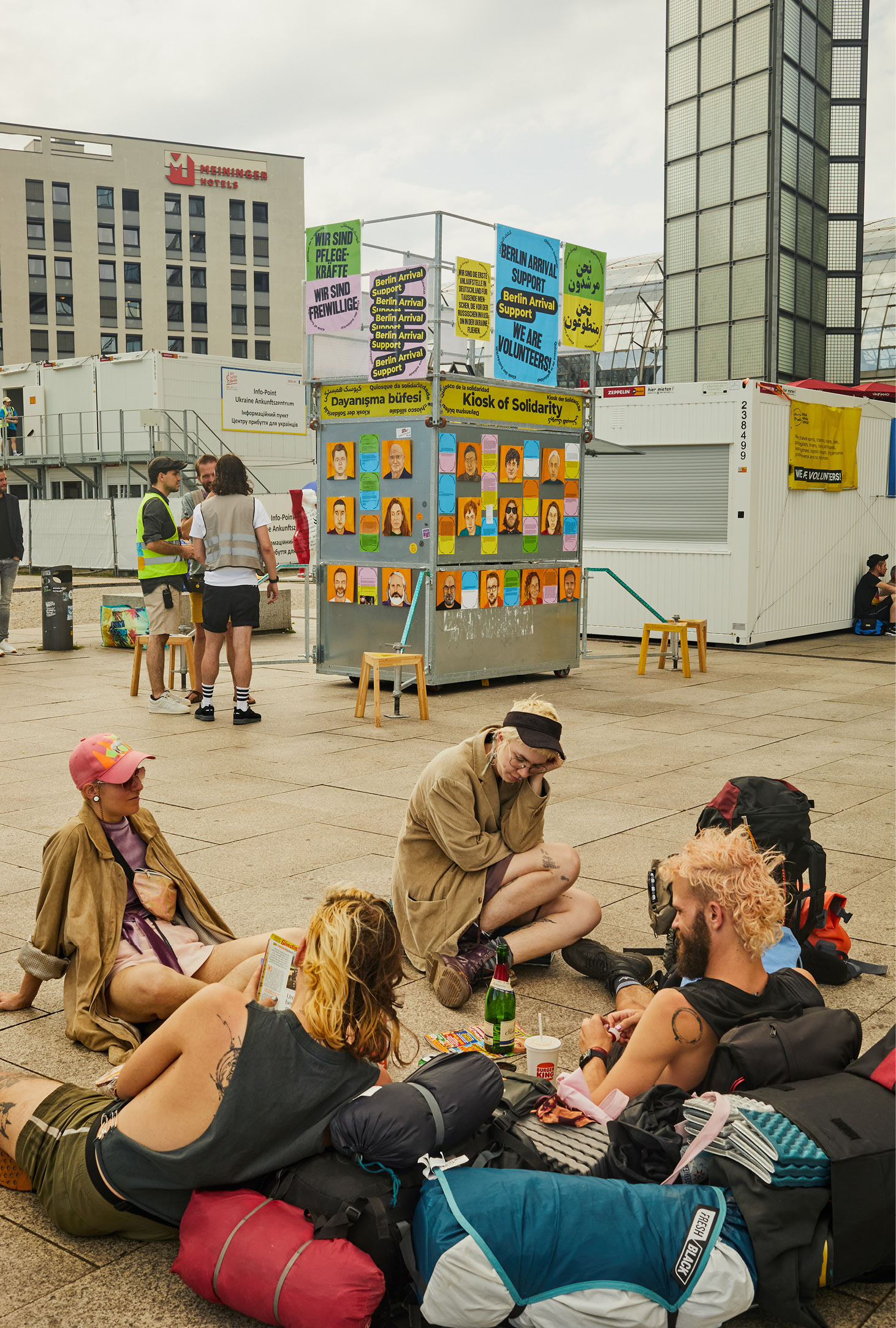 EIne Gruppe bespricht etwas vor dem Kiosk.
