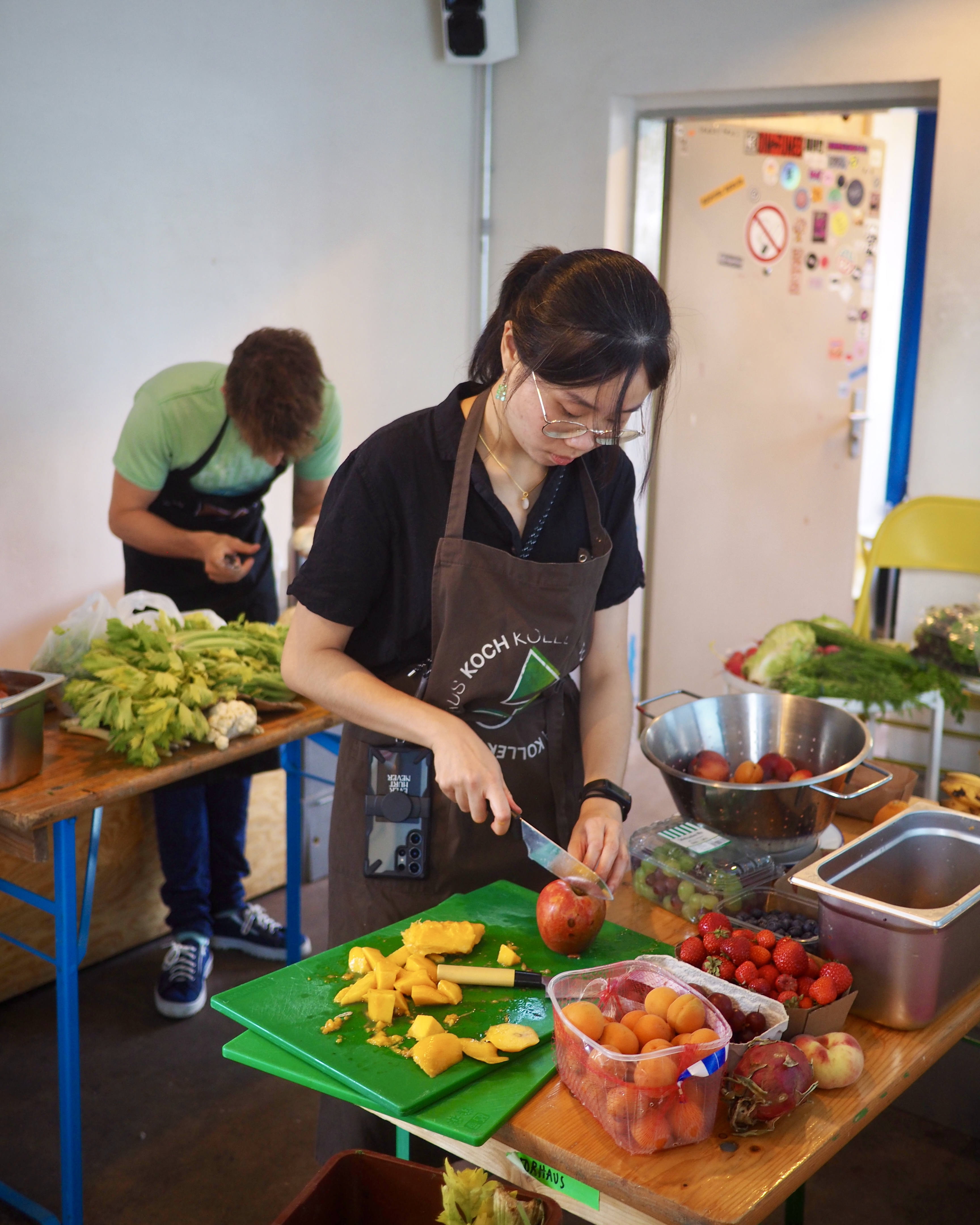 Bild Personen kochen im Torhaus