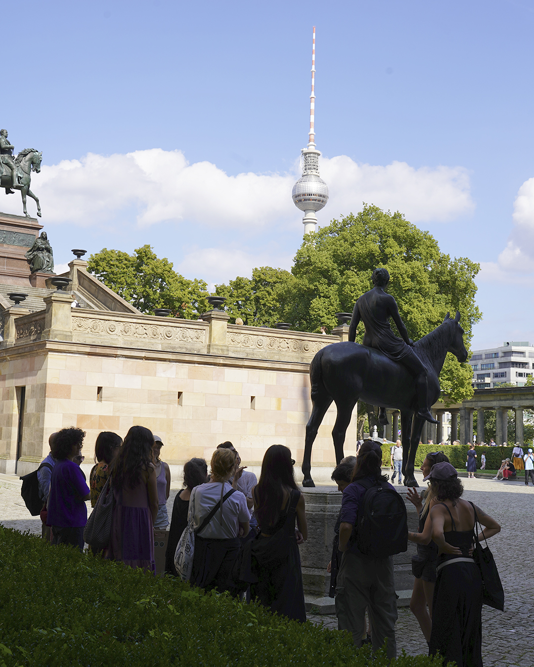 Bild von Statue auf der Museumsinsel, Berlin: Mit Personen davor.