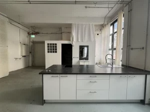 Ansicht Bürofläche mit Kücheninsel. 