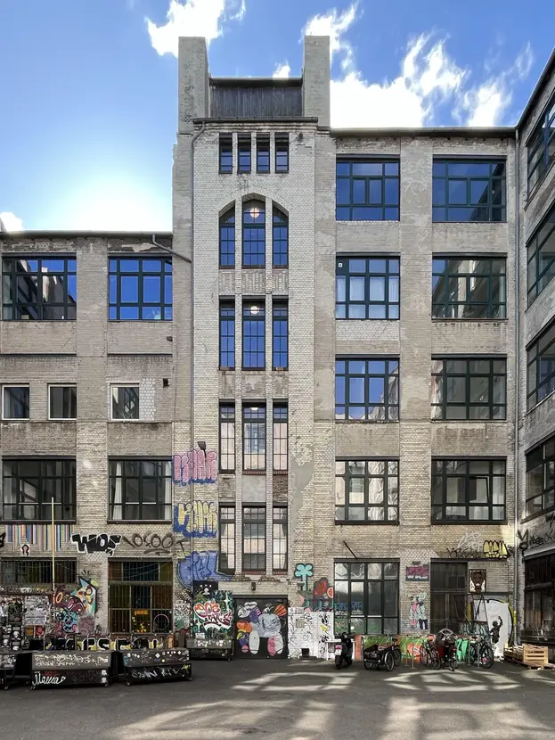 Ansicht Hinterhof 5 mit Aufang Büro rechts.