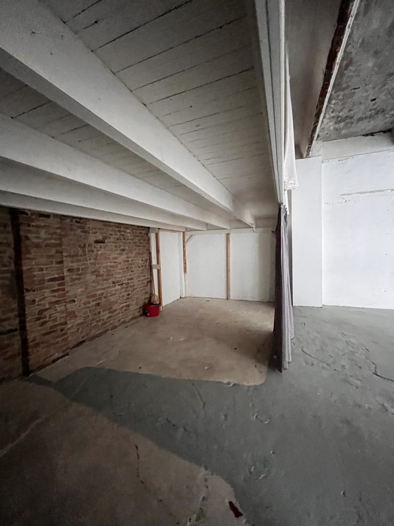 Ansicht Bürofläche mit zweiter Ebene. 