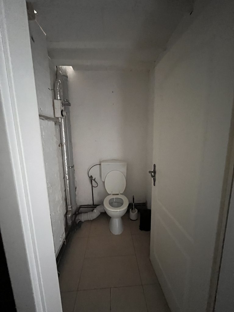 Badansicht mit Toilette.