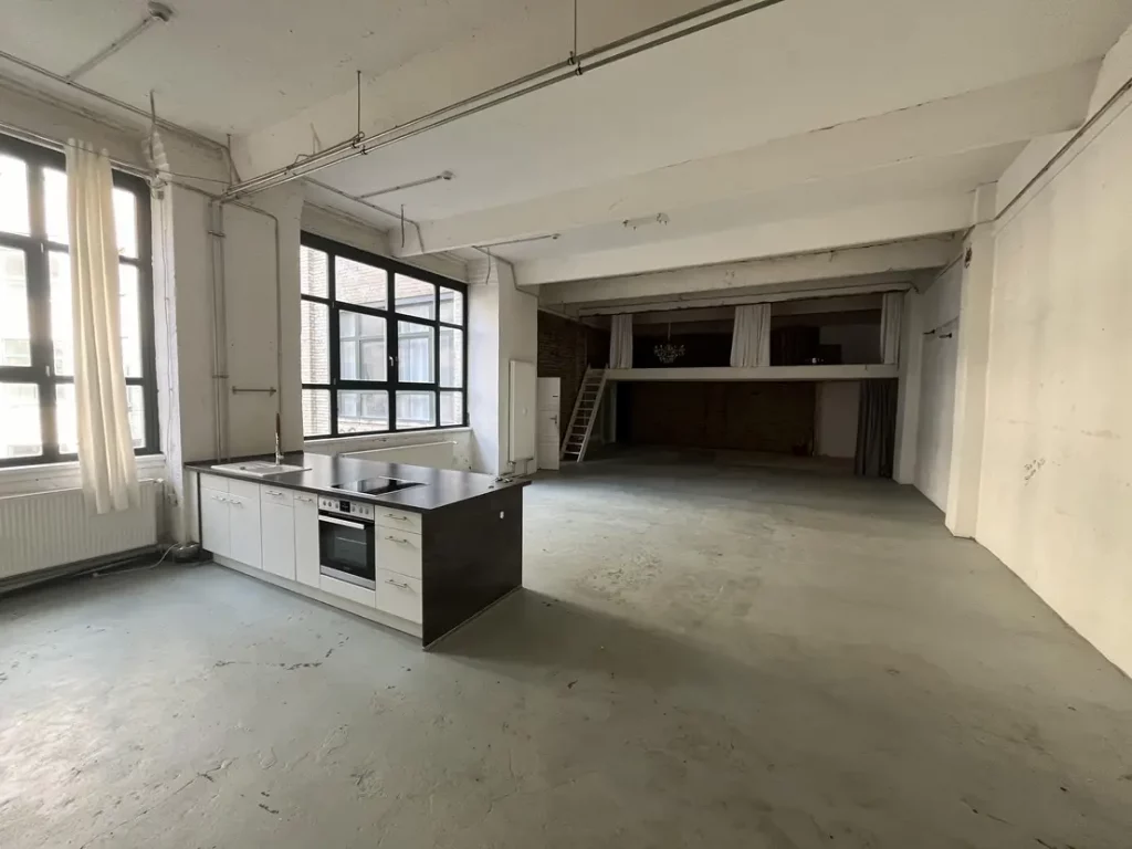 Ansicht Eingang Bürofläche mit Kücheninsel. 